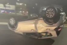 Imagem ilustrativa da imagem Vídeo: carro bate em ônibus e capota na Avenida Garibaldi