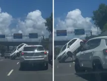 Imagem ilustrativa da imagem Vídeo: carro cai de guincho e complica trânsito na Paralela
