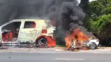 Imagem ilustrativa da imagem Vídeo: carro pega fogo e causa caos no trânsito da Avenida Paralela