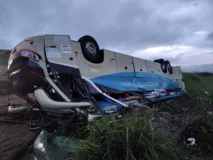 Imagem ilustrativa da imagem Vídeo: cinco pessoas morrem após ônibus capotar na Bahia