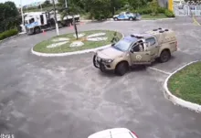 Imagem ilustrativa da imagem Vídeo: dupla rouba carro, bate em poste e é presa pela PM