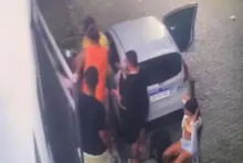 Imagem ilustrativa da imagem Vídeo: homem agride mulher após ser repreendido por urinar na rua
