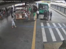 Imagem ilustrativa da imagem Vídeo: homem morre após ser imobilizado por agentes do metrô