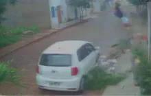 Imagem ilustrativa da imagem Vídeo: mulheres em moto são atropeladas na Bahia; condutor fugiu