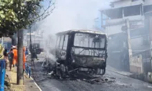 Imagem ilustrativa da imagem Vídeo: ônibus pega fogo e fica completamente destruído em Salvador