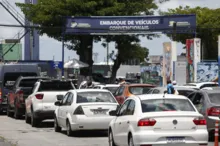 Imagem ilustrativa da imagem Volta para Salvador: Motoristas e pedestres enfrentam filas no ferry