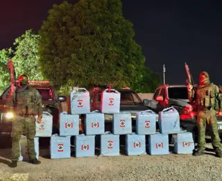 Homem é preso com cerca de 500 kg de cocaína em fardos com suástica