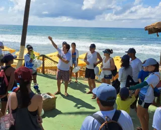Voluntários se unem para fazer limpeza na praia de Buraquinho