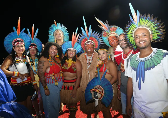 Trio com indígenas no Circuito Barra-Ondina
 
Carnaval Circuito Barra Ondina- Bloco Mascarados coroa majestades Lan Lanh e Nanda Costa/ Trio Brasil Índio leva manifesto em defesa dos povos originários pro Circuito 

Na foto:trio com indígenas do Sul do sudoeste baiano e tupinambas 

Foto:Denisse Salazar /AG. A TARDE
Data: 08/02/2024