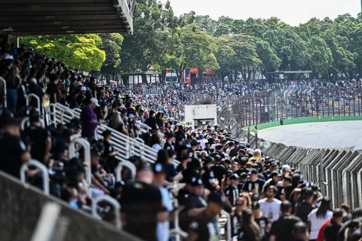 O público sempre faz uma grande festa nas provas da Copa Truck em Interlagos