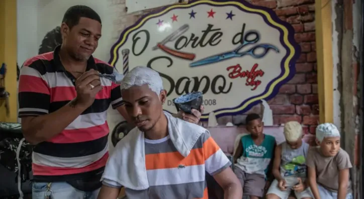 Na foto o repórter do Portal Massa!, Cássio Moreira entra na moda com o cabeleireiro Luiz Henrique 'Sapo'