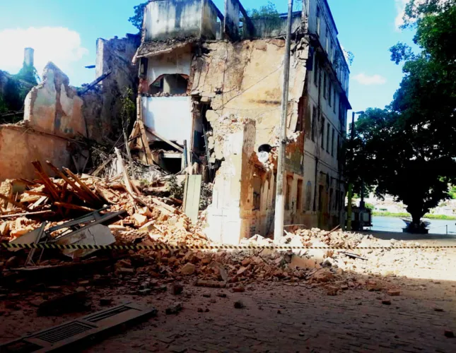 Ruínas do antigo Hotel Colombo que desabaram em Cachoeira