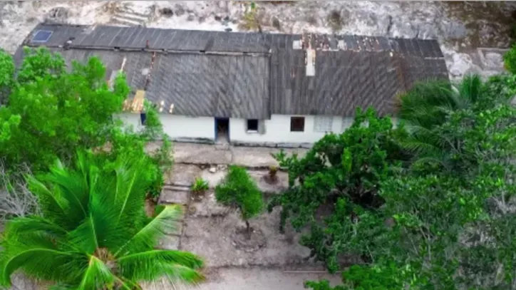 A construção feita toda em tijolo de adobe necessita de reformas