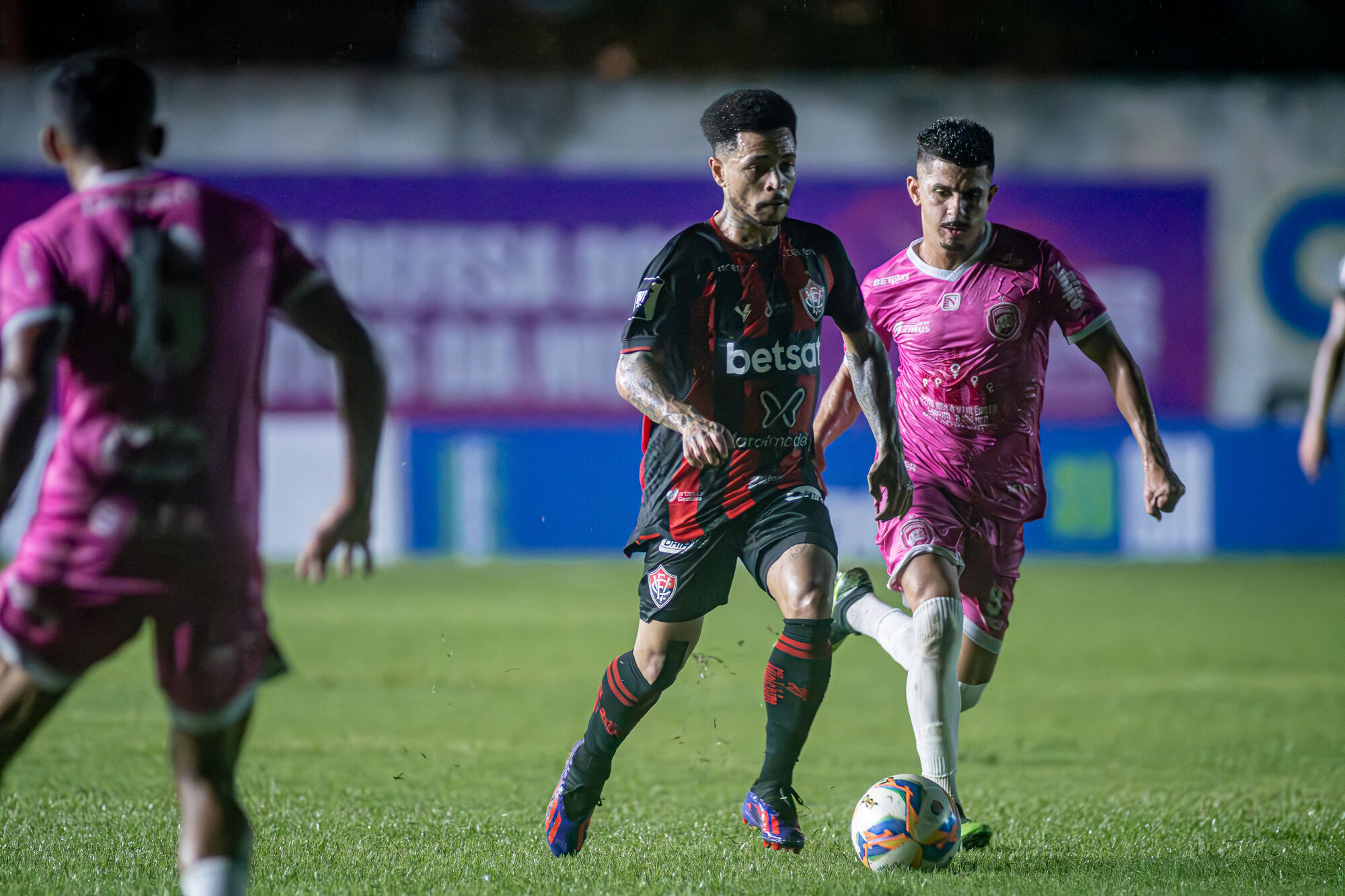 Barcelona vira sobre o Vitória e chega ao topo da tabela do Baianão