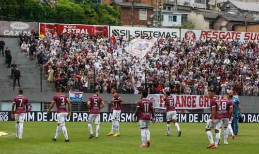 Jogadores do Caxias comemorando com a torcida.