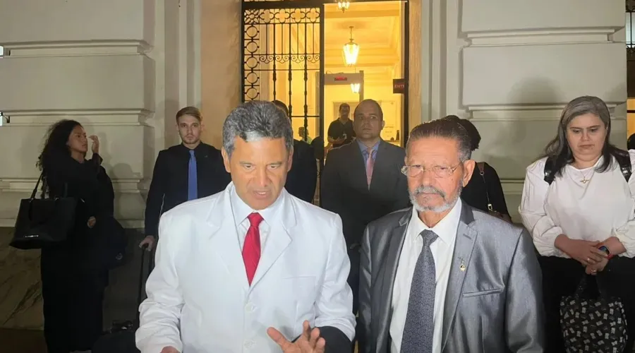Advogado Vivaldo Amaral, à esquerda