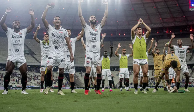 Jogadores do Vitória comemoram resultado positivo contra o Fortaleza.