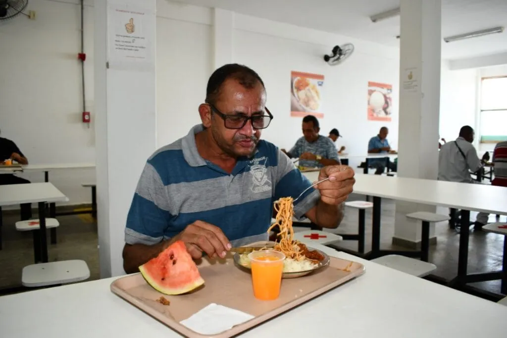 Restaurante atende 1,2 mil pessoas por  dia com refeições completas e supervisão de nutricionistas.
