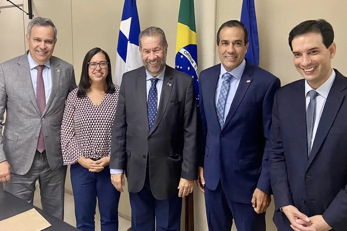 Bruno Reis ao lado de quadros do PDT: Félix, Ana Paula, o presidente nacional Lupi e o deputado Leo Prates