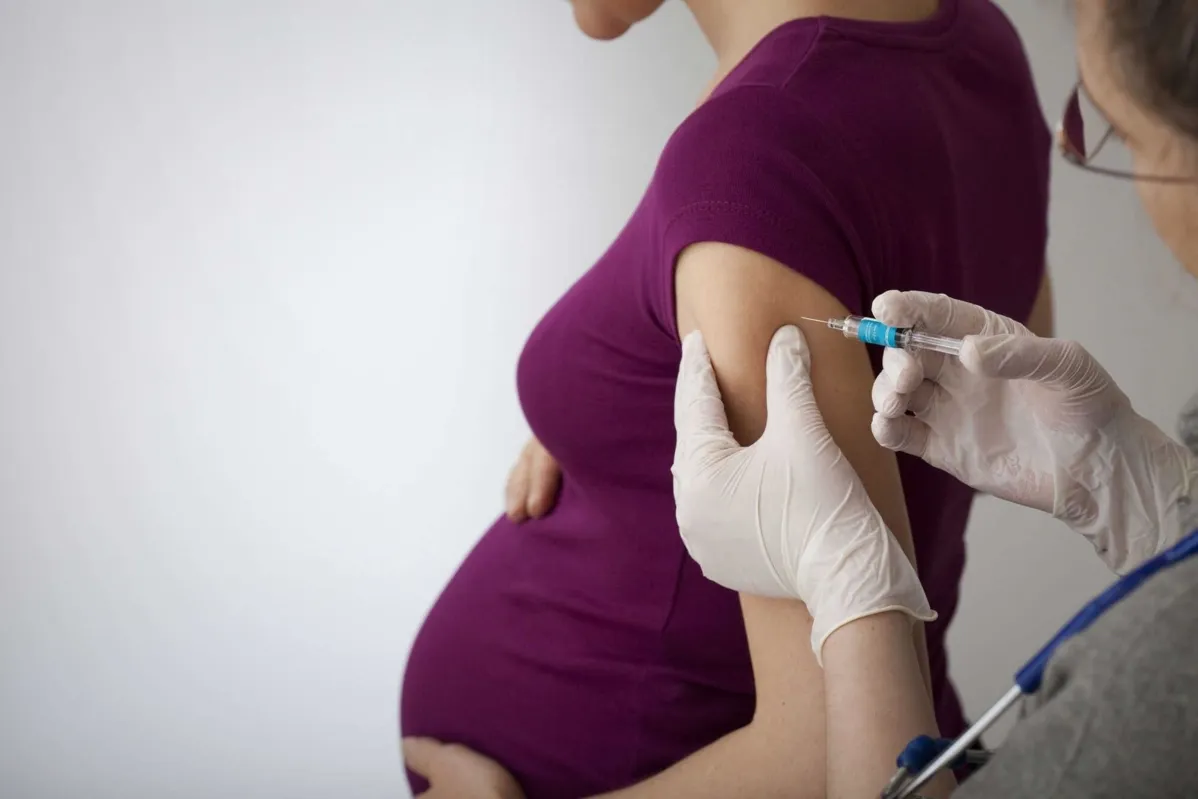 A vacinação acontecerá por meio da aplicação nas mães, durante o segundo ou terceiro trimestre da gestação