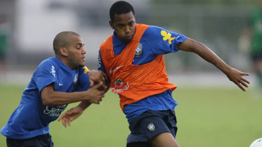 Daniel Alves e Robinho atuaram juntos pela seleção brasileira entre 2007 e 2015