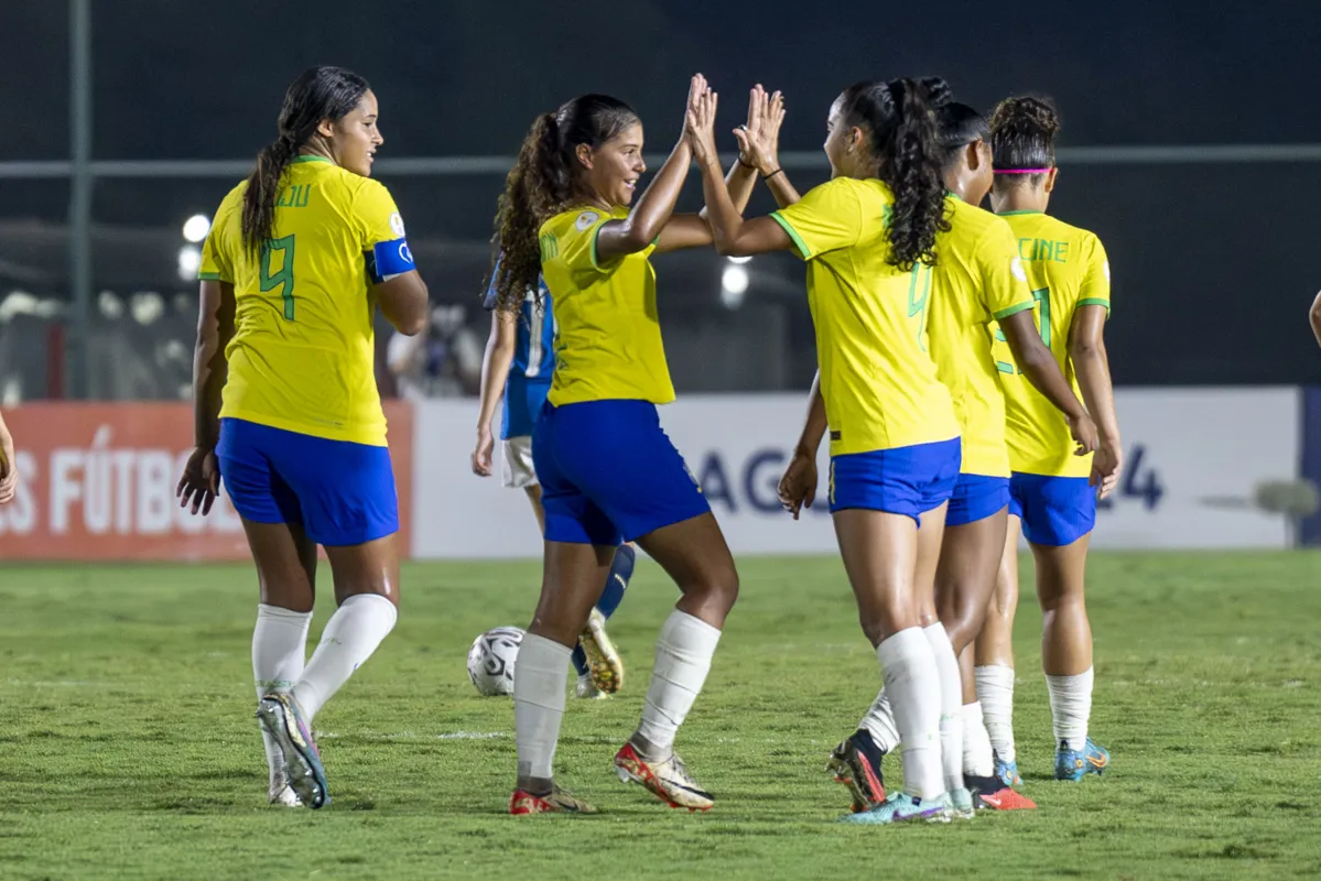 Seleção feminina sub-17 durante comemorando gol