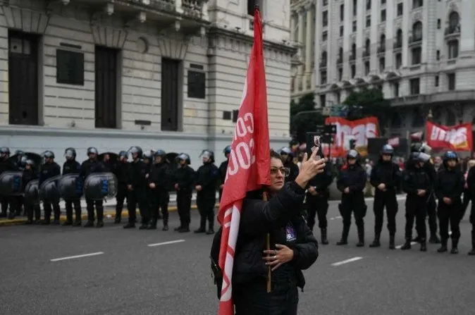 Imagem ilustrativa da imagem Argentina: Milhares marcham no Dia do Trabalhador contra reforma