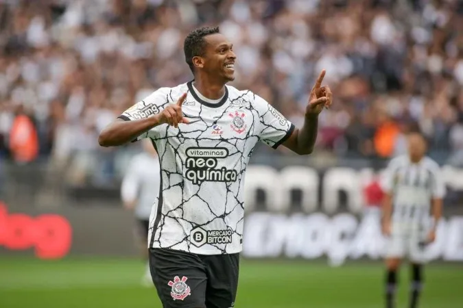Jô celebra gol enquanto atuava pelo Corinthians