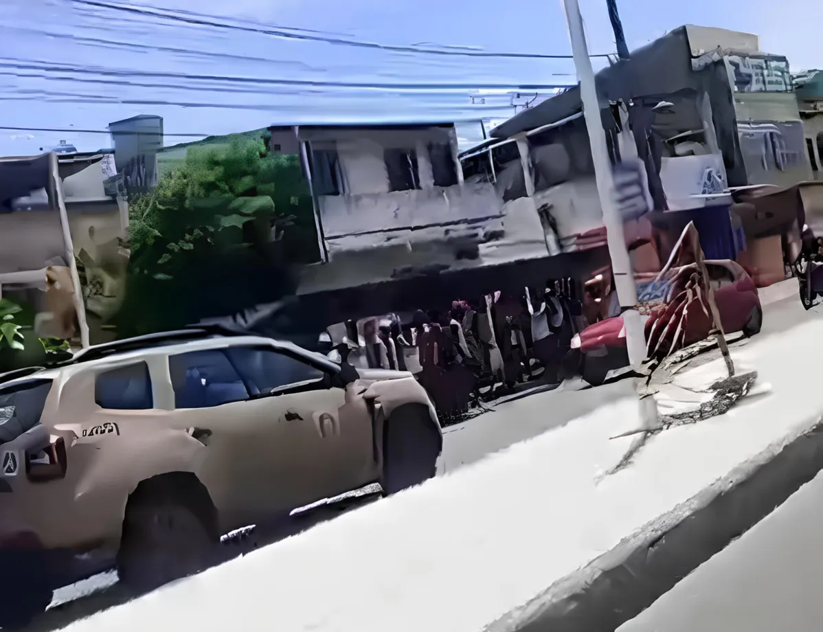 Vídeo mostra torcedores do Vitória em um ponto de ônibus da via, enquanto viaturas da polícia se encontram no local.