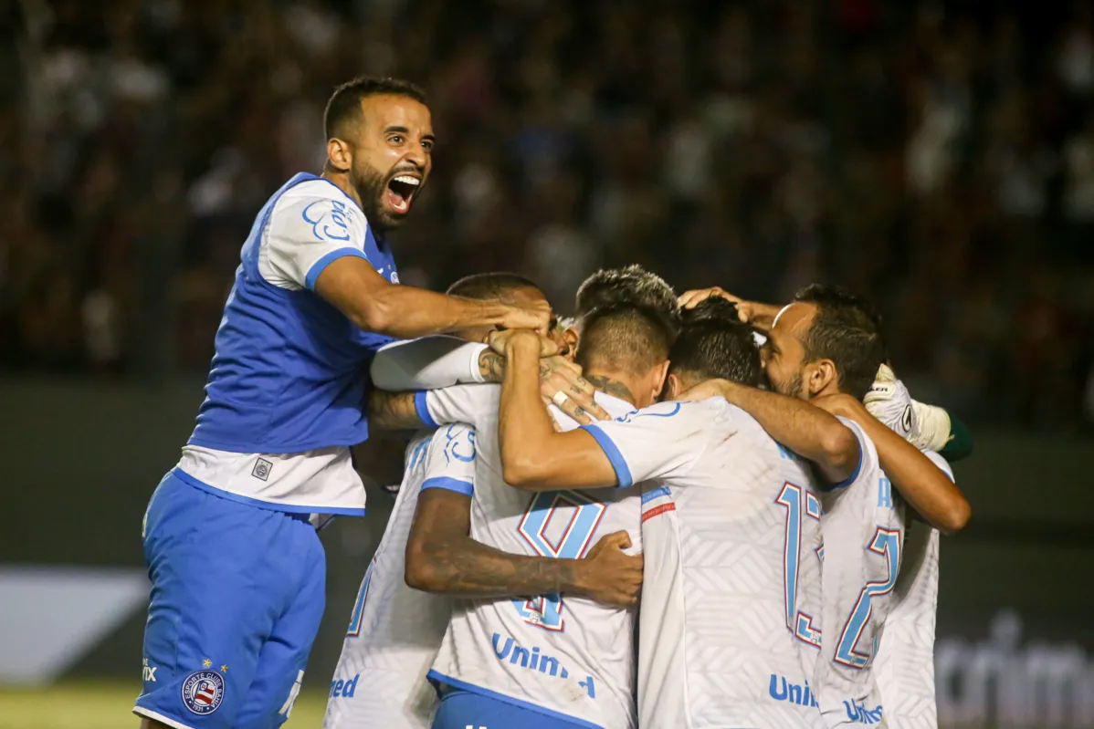 Jogadores do Bahia comemorando classificação à terceira fase da Copa do Brasil