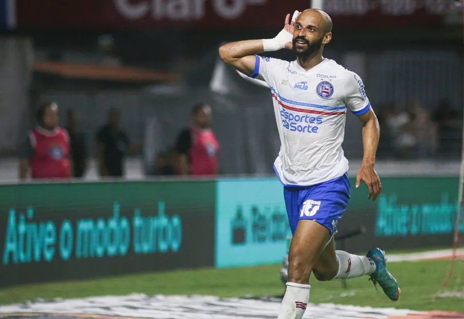 Thaciano comemorando o gol na partida contra o CRB.