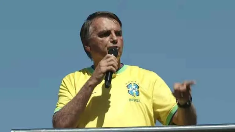 Bolsonaro durante um ato em Copacabana, no Rio de Janeiro,