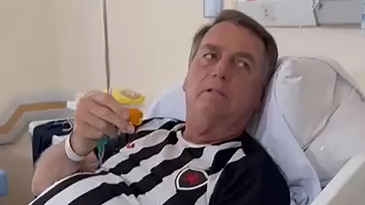 Bolsonaro postou foto nas redes sociais acomodado em leito hospitalar para tratar infecção de pele