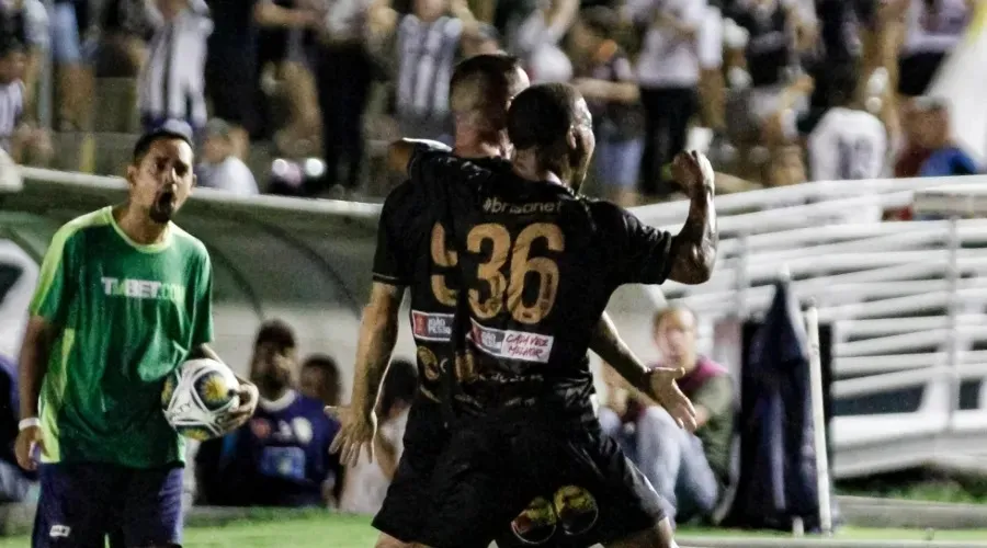 Jogadores comemoram gol do Botafogo-PB