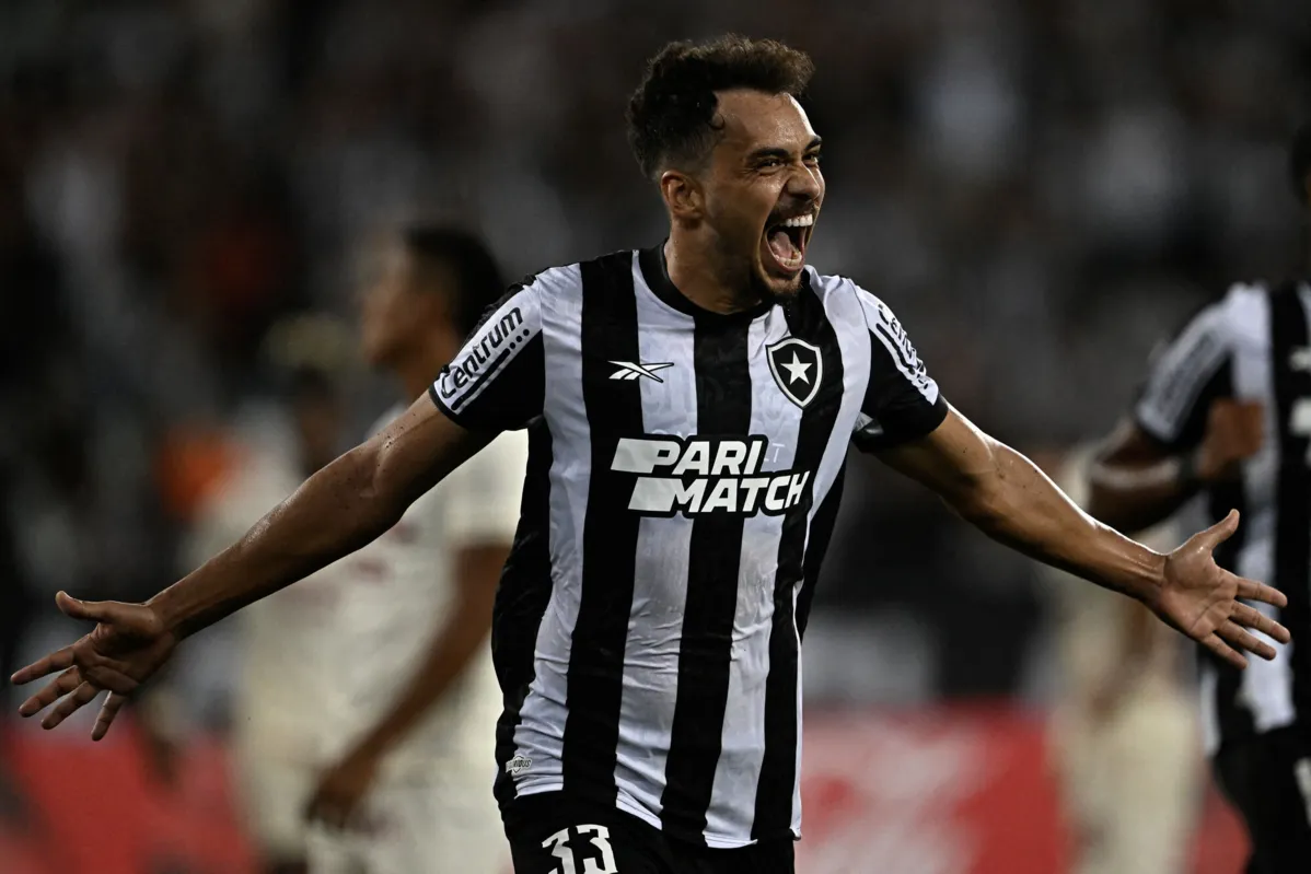 Eduardo comemora gol do Botafogo sobre o Universitário