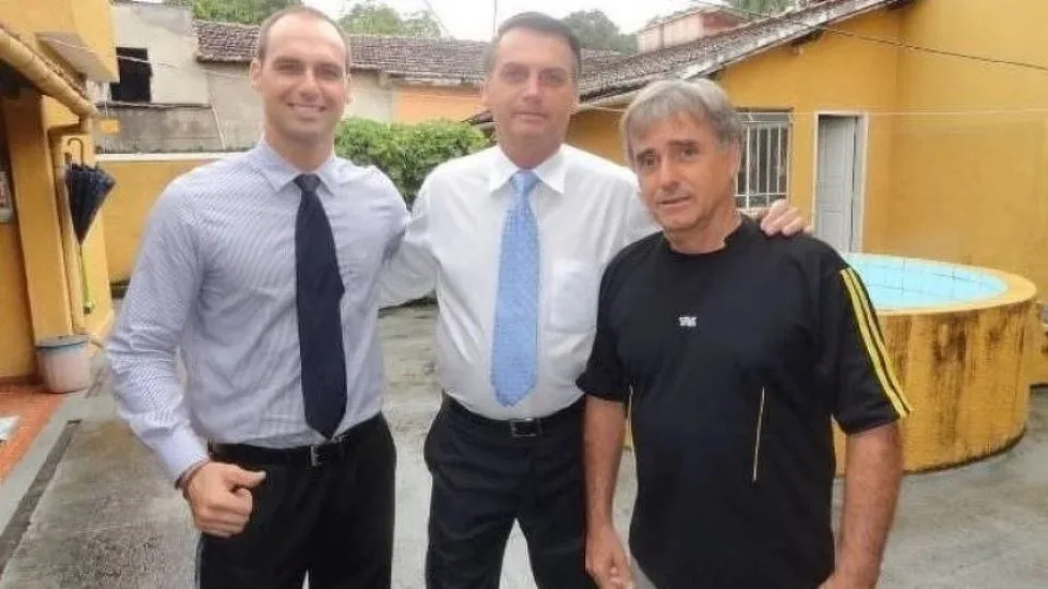 Angelo Bolsonaro, de camisa preta na foto, tem 70 anos de idade