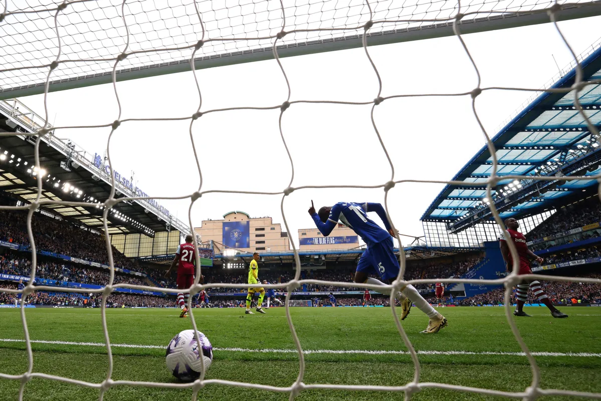 Nicolas Jackson comemora um dos cinco gols do Chelsea sobre o West Ham
