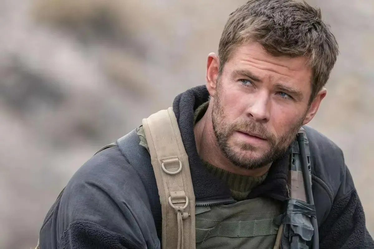 Hemsworth ressaltou que tentou convencer Costner, mas ele não cedeu