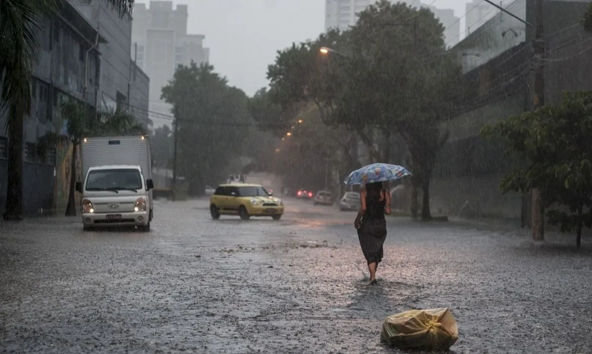 Uma mulher de 20 anos está desaparecida após chuva em São Paulo