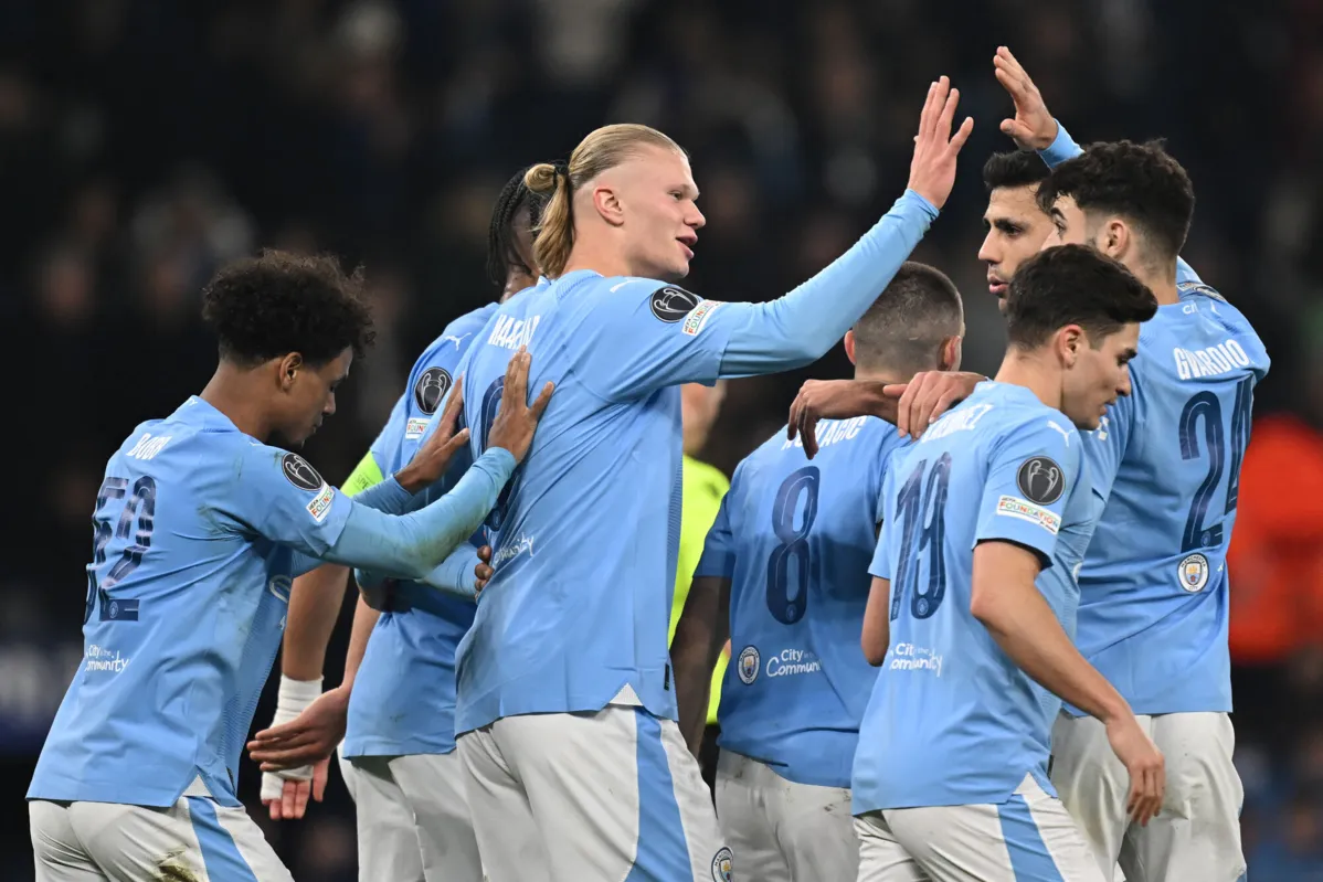 Jogadores do Manchester City comemorando gol