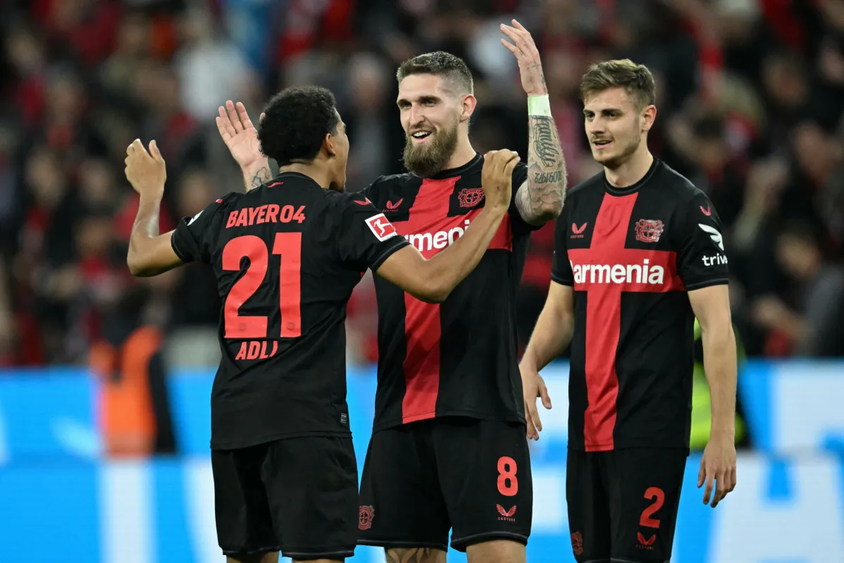 Jogadores do Bayer Leverkusen comemorando resultado