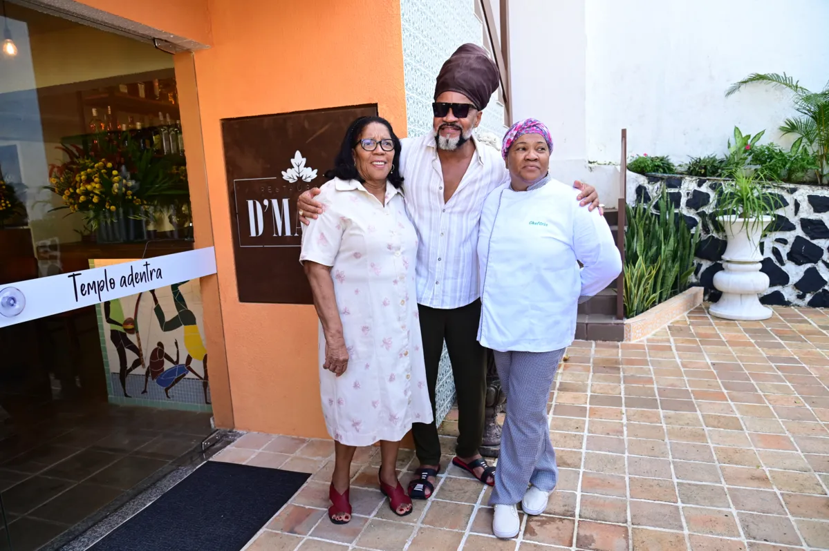 Dona Madalena, Carlinhos Brown e Cris, irmã do artista e chef do restaurante