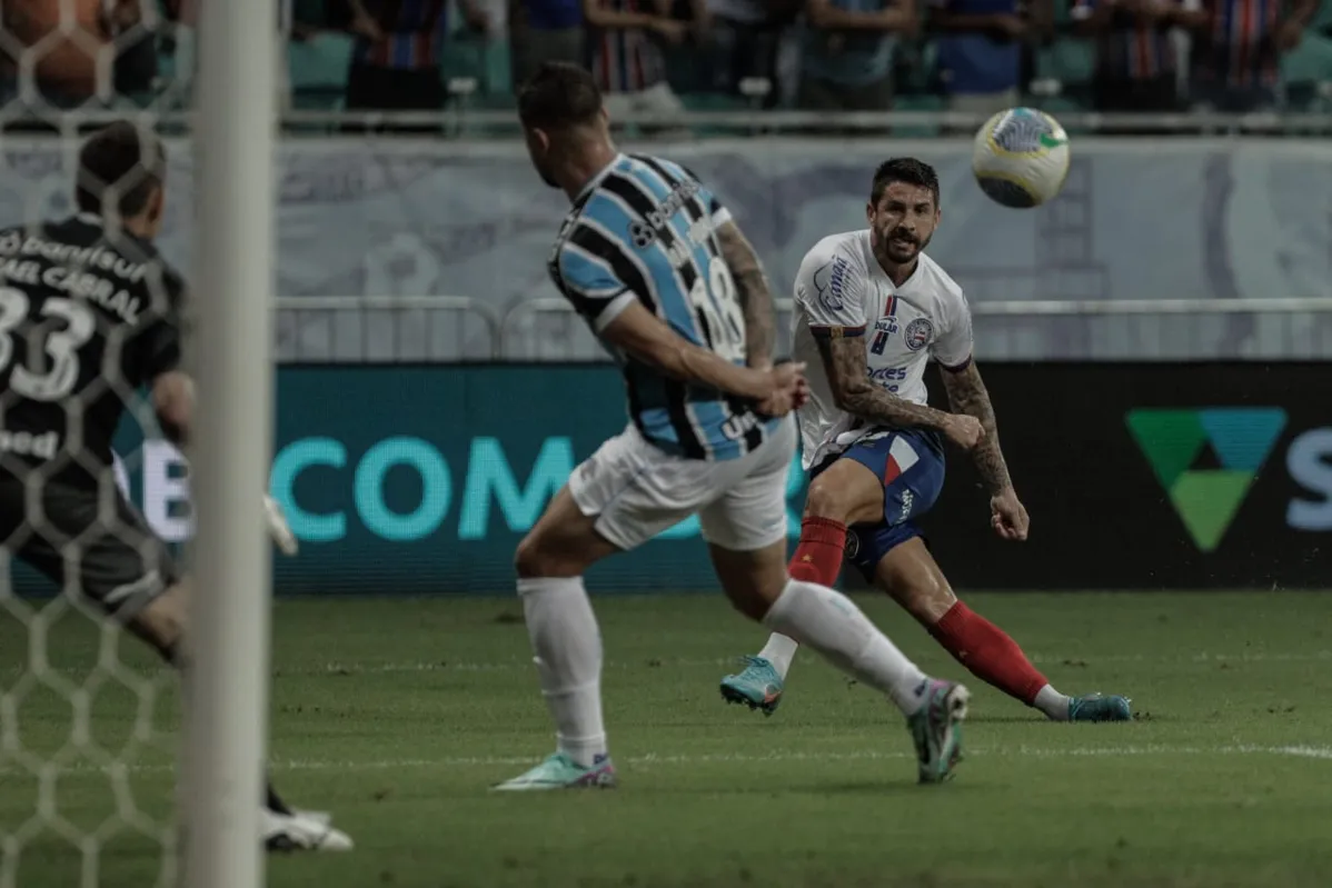 Finalização de Everaldo para o gol que garantiu três pontos para o Bahia