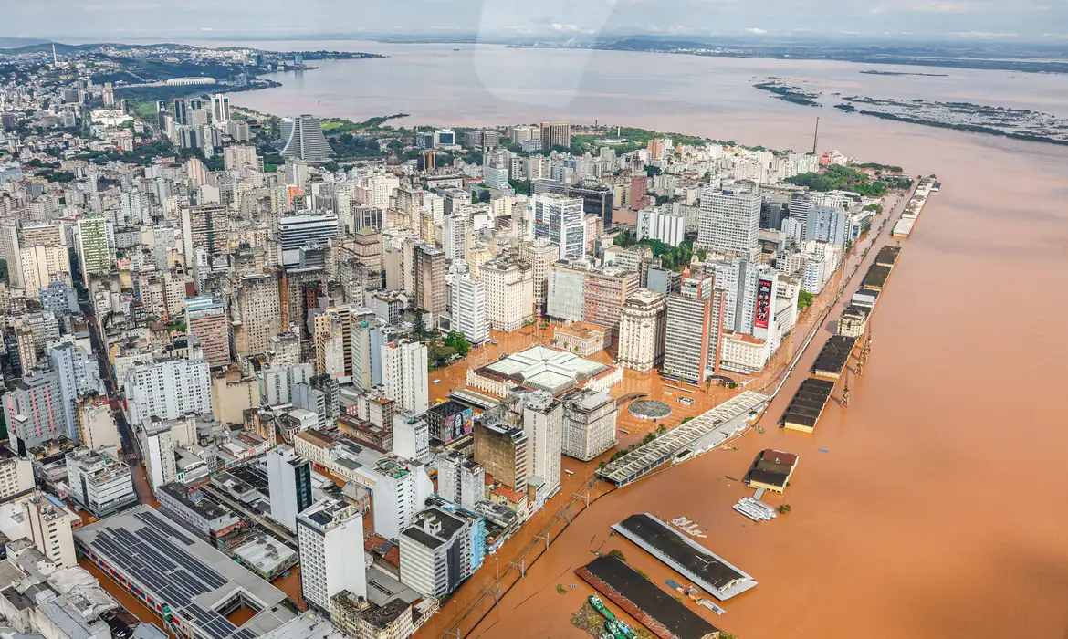 Capital gaúcha, Porto Alegre foi completamente tomada pelas enchentes