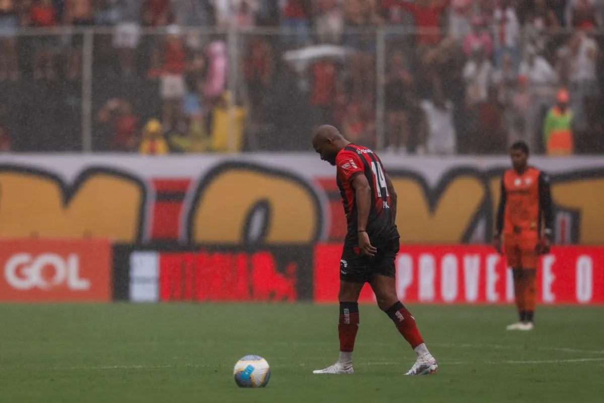 PK lamenta um dos gols do São Paulo contra o Vitória