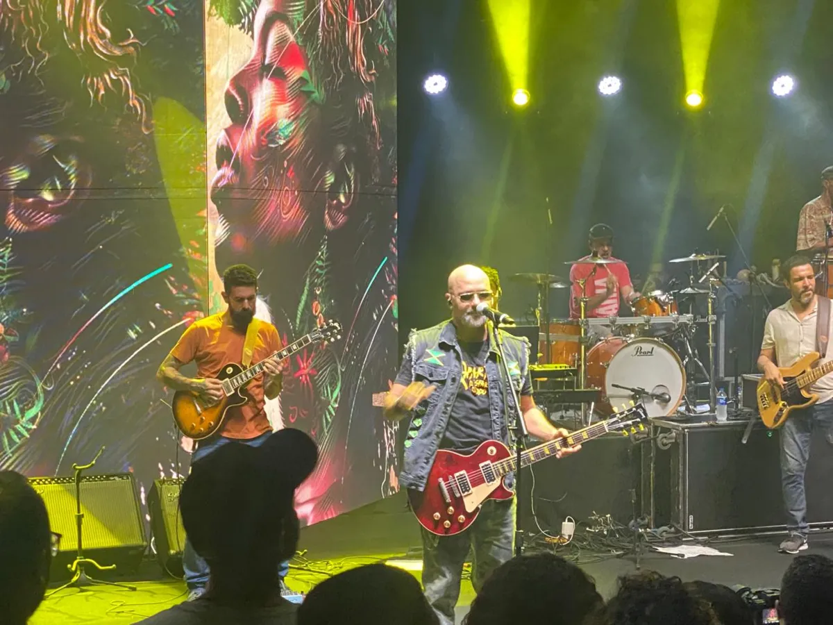 Serginho, vocalista do Adão, disse que a ideia surgiu após o grupo ter se reunido para ver a cinebiografia de Bob Marley