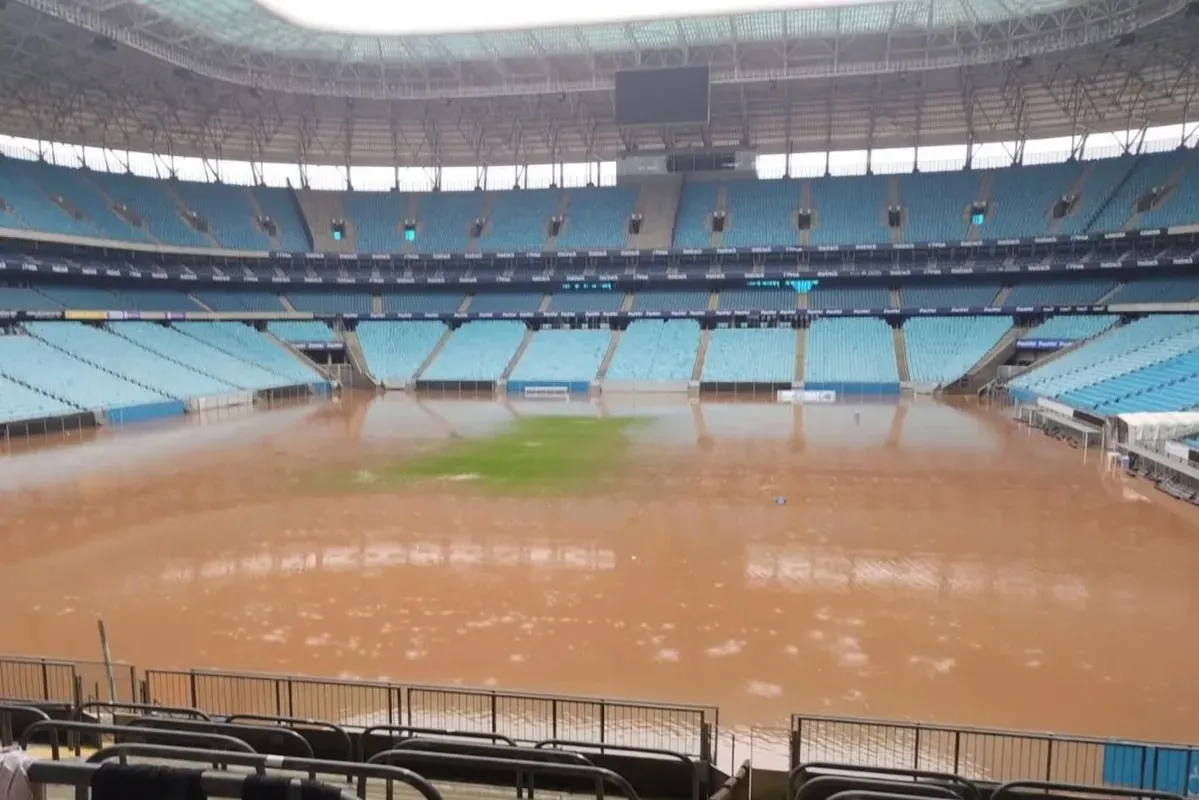Campo de jogo da Arena do Grêmio está inundado