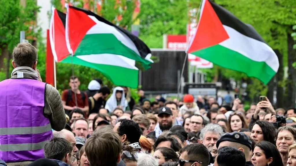 Na foto, alemães demonstram apoio e condenam ataques de Israel em Gaza