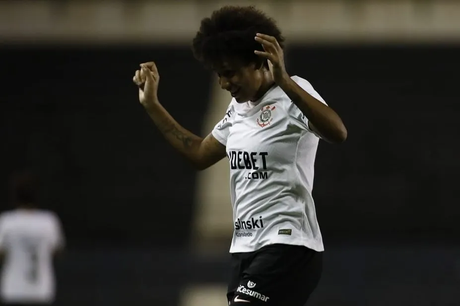 Yaya comemora um dos gols do Corinthians com dancinha