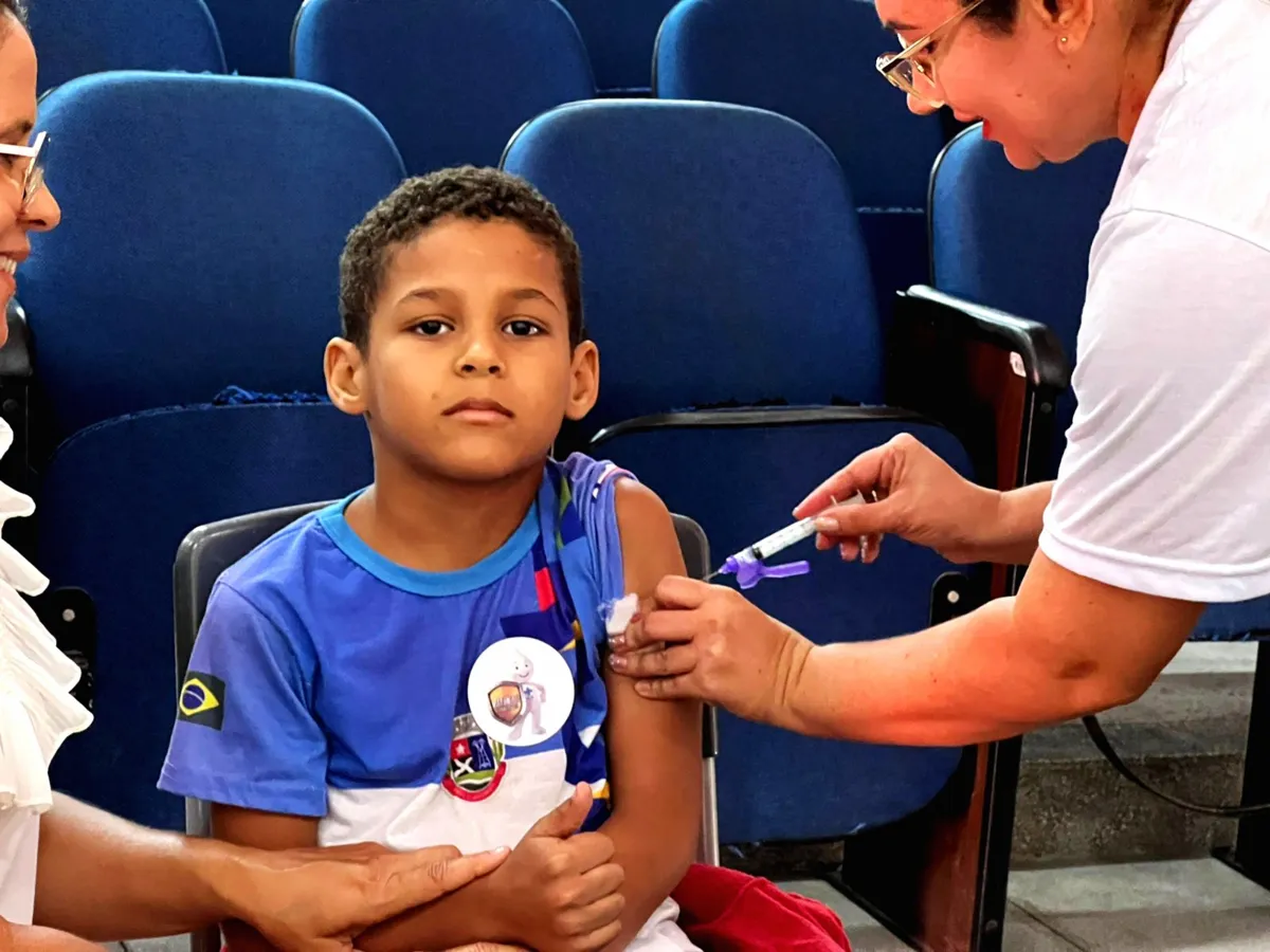 Ao todo, 335 doses de vacinas foram aplicadas nas crianças e adolescentes